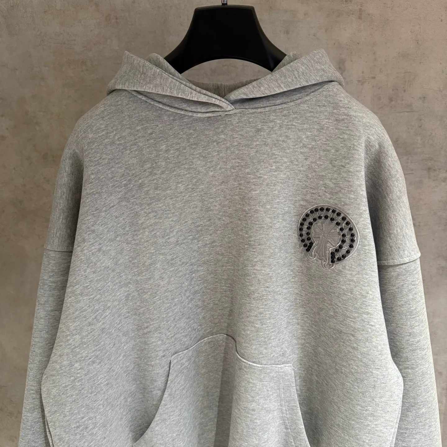 🅿️410 [Strict quality control] CH Croixin's new long-sleeved hooded sweatshirt. The fabric is made of heavy 480g double yarn fabric. Front and back embroidery➕beads. Ready-to-wear loose fit. The fabric is stiff and stylish. It does not deform or shrink. Color: black, white, floral gray. Size: M-2xl